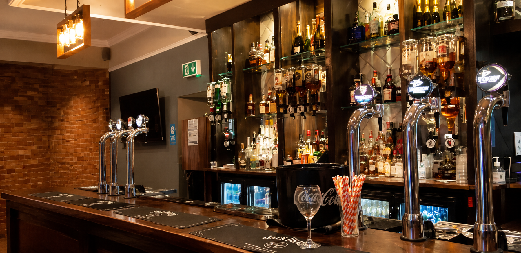 Bar 6 food and atmosphere